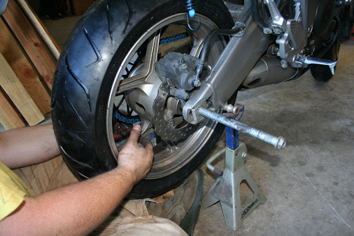 Change your motorcycle’s tire easily